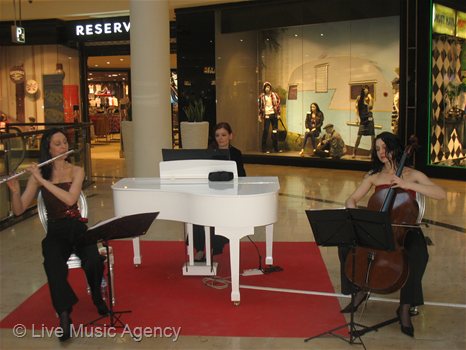 Официално честване Една година Сердика Център 09 - 20 Март 2011 | фото: livemusicagency.com