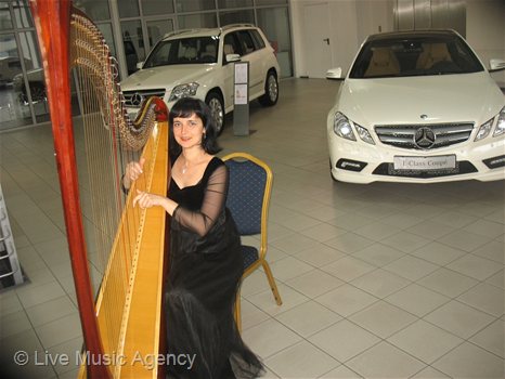 Solo harp Official dinner showroom of Mercedes-Benz | photo: livemusicagency.com