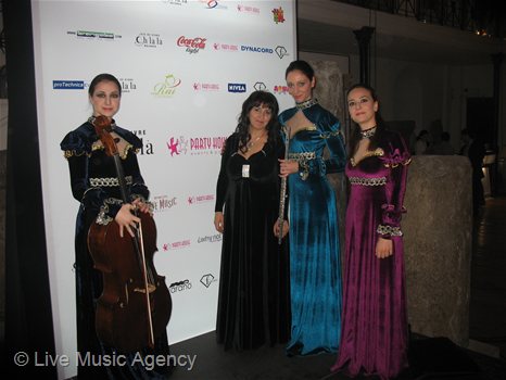 Тайната зад маските, Карнавален спектакъл | фото: livemusicagency.com